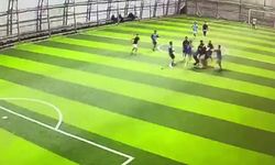 Halı sahadaki tekme tokatlı kavga kameraya yansıdı