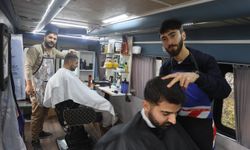 Hatay'da bir minibüs berber dükkânına dönüştü! İlk görenler şaşkın
