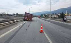 Hatay’da fırtına tırları devirdi: Ulaşımda aksamalar yaşandı