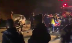 İki otomobil kafa kafaya çarpıştı 6 yaralı