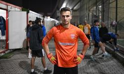 İzmir’de “Kiralık Kaleci” Hizmeti Veren Kaan Tınmaz Kimdir, Ne İş Yapıyor?