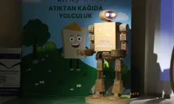 Kahramanmaraş'ta atık kağıtlarla yapılan karton robot, öğrencilerle buluştu