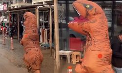 Kahramanmaraş’ta bir vatandaş, dinozor kostümü giyerek sokaklarda dolaştı