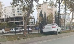 Kahramanmaraş’ta Direksiyon Hakimiyetini Kaybeden Sürücü Refüje Çarptı: 1 Yaralı