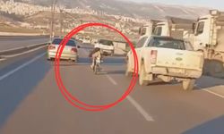 Kahramanmaraş'ta motorun üzerine yatarak ölümle dans kamerada