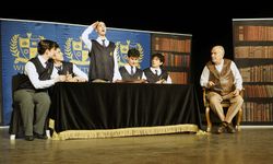 Kahramanmaraş’ta “Ölü Ozanlar Derneği” Oyunu Dakikalarca Alkışlandı