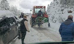 Karda mahsur kalan cenaze aracı için seferber oldular