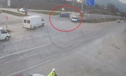 Kırmızı ışıkta bekleyen araca çarpan otomobilde 2 yaralı