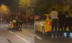 Maltepe’de patenli 3 genç hareket halindeki taksiye tutundu