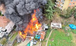 Sarıyer’de ruhsatsız tamirhanede yangın: 3 araç küle döndü