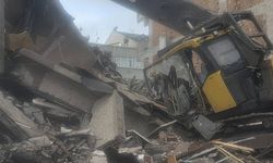 Zeytinburnu’nda yıkım sırasında beton parçaları iş makinesinin üzerine düştü