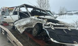 Tofaş otomobil karşı istikametteki otomobil ile çarpıştı: 1 ölü, 2 yaralı