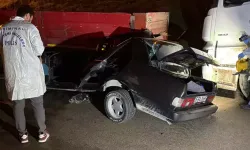 Otomobil, park halindeki TIR'a çarptı: 1’i ağır, 2 yaralı