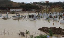 Adana’da kanal taştı, mezarlar sular altında kaldı