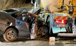 Beton mikseriyle çarpışan otomobilin sürücüsü araçta sıkıştı