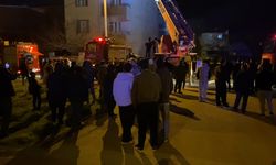 Bursa'da üç katlı binanın çatısı yandı