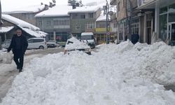Çatıdan düşen kar kütlesi park halindeki otomobili ezdi