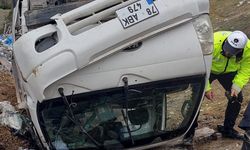 Kamyonet 30 metreden şarampole devrildi: 2 kişi yaralandı