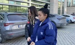 Arkadaşlarını elektrik süpürgesinin demiriyle dövüp, telefonunu gaspeden 2 kadına gözaltı