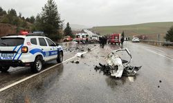 Otobüs otomobili kağıt gibi ezdi: 3 ölü, 1 yaralı