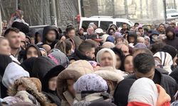 İndirim izdihamı: 100 liralık alışveriş için dondurucu soğukta saatlerce beklediler