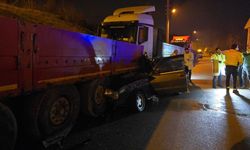 Tofaş tıra ok gibi saplandı: 1’i ağır 2 yaralı