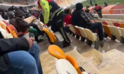 Ayağındaki Çorabı Üşüyen Çocuğa Veren Polise Teşekkür Plaketi