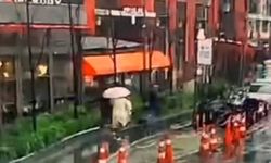 Beyoğlu’nda bir kadın fırtınada devrilen tabelanın altında kaldı