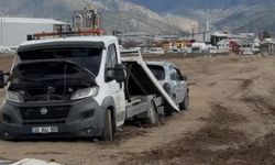 Bir çekiciyi kurtarmaya giden iki çekici de çamura saplandı