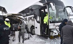 Bitlis’te Yolcu Otobüsü Polis Noktasına Çarptı: 4 Polis Yaralandı