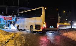 Elazığ’da facianın eşiğinden dönüldü: Otobüs devrilmekten son anda böyle kurtuldu