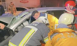 Çorum'da çekici ile çarpışan otomobil hurdaya döndü