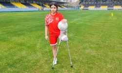 Depremde bacağını kaybeden Tuğba, protez bacağıyla futbola tutundu