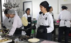 Elbistan’da Meslek Lisesi öğrencileri günlük 1.615 öğrenciye sıcak yemek sunuyor