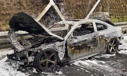 Fatih’te otomobil yol ortasında alevlere teslim oldu