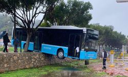 Freni Boşalan Halk Otobüsü Park Duvarında Asılı Kaldı