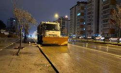 Geceyi sahada geçirdiler: Kahramanmaraş’ta kar mesaisi başladı