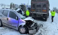 Hafif ticari araç, park halindeki kamyona çarptı: 2 öldü