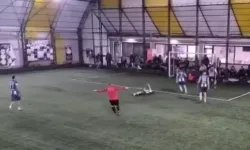 Halı sahada dili boğazına kaçan futbolcuyu maçın hakemi kurtardı