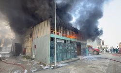 Hatay’da mobilya atölyesi yandı: çevre dükkanlar son anda kurtuldu