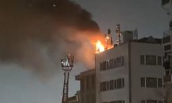 Kağıthane’de 4 katlı binanın çatısında yangın paniği!