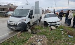 Kahramanmaraş Plakalı BMW Minibüsle Çarpıştı