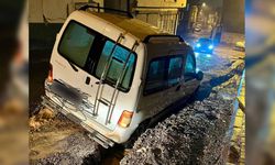 Kahramanmaraş'ta hafif ticari araç çukura düştü
