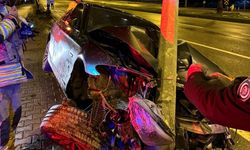 Kahramanmaraş’ta Otomobil Aydınlatma Direğine Çarptı