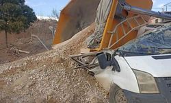 Kahramanmaraş’ta Toprak Yüklü Kamyon Park Halindeki Pikabın Üzerine Devrildi