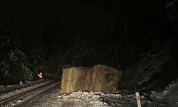 Kahramanmaraş'ta yağış sonrası kaya parçaları yola yuvarlandı