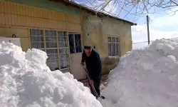 Kar kalınlığı 2 metreyi aştı; köylüler, kürekler ile yol açarak evlerine gidiyor