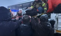 Karla Kaplı Yolda Otobüs TIR’a Çarptı: 7 Yaralı