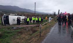 Kontrolden çıkan midibüs şarampole devrildi: 25 yaralı
