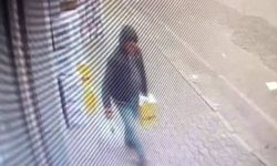 Marketin önündeki sıvı yağ kolisini çalan şahsın o anları kamerada